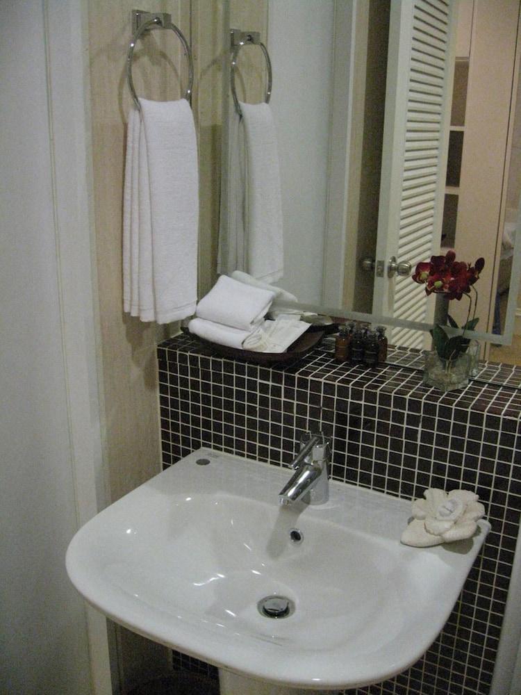 Aphrodite Inn Bangkok Esterno foto