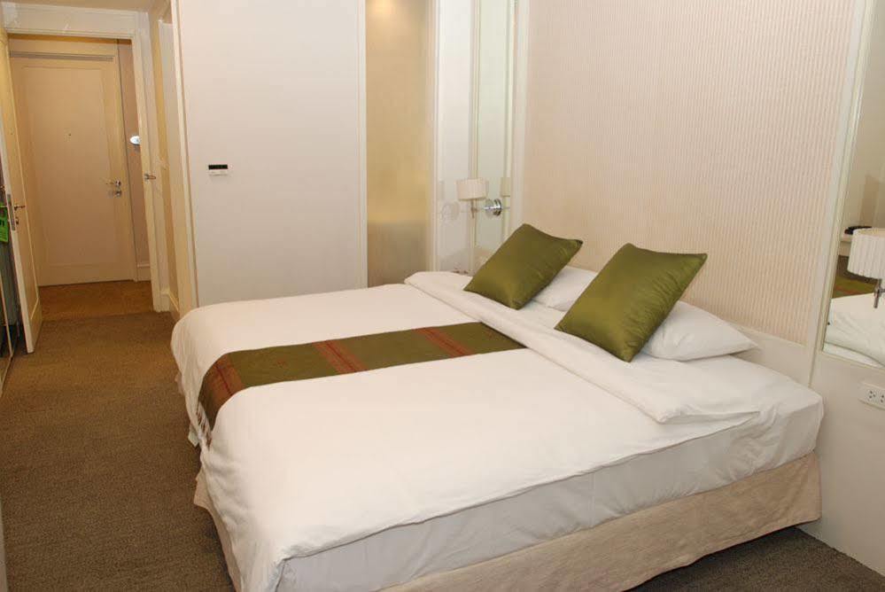 Aphrodite Inn Bangkok Esterno foto