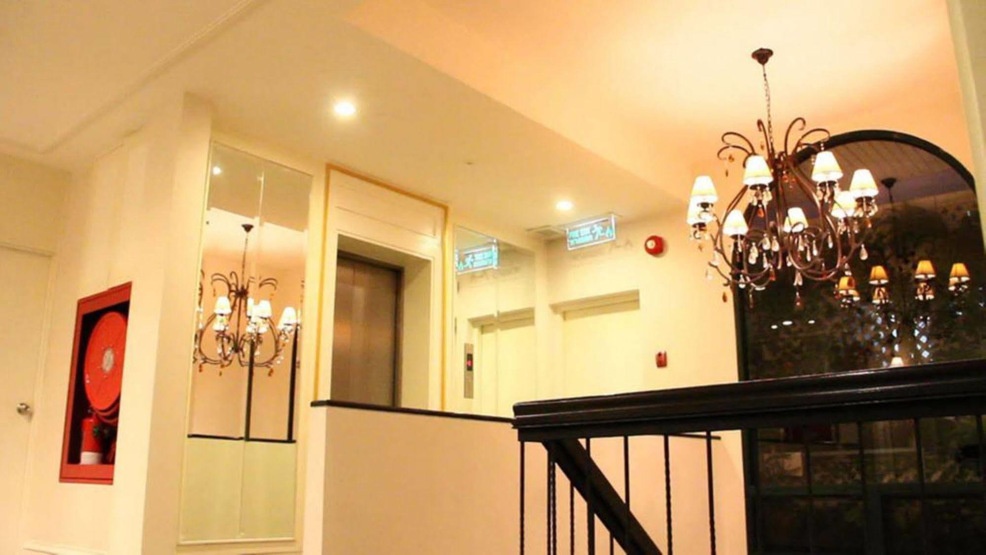 Aphrodite Inn Bangkok Esterno foto